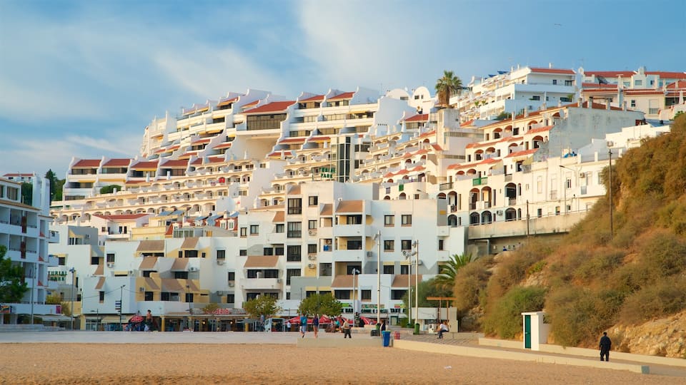 Playa del pescador mostrando una ciudad costera y una playa