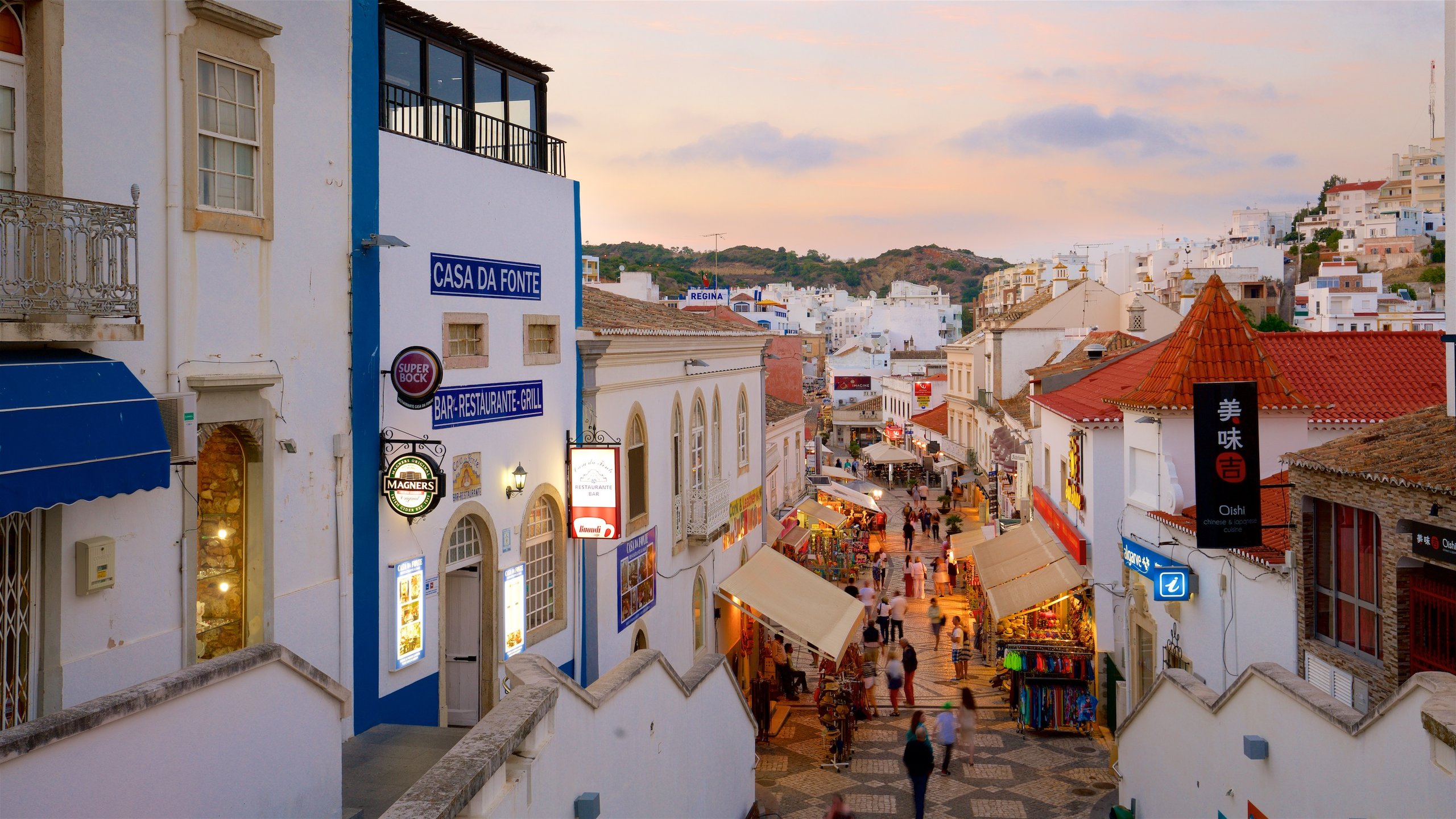 Albufeira Old Town Square som omfatter en solnedgang og en by