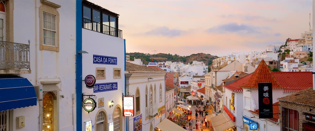 Albufeira Old Town Square toont een stad en een zonsondergang