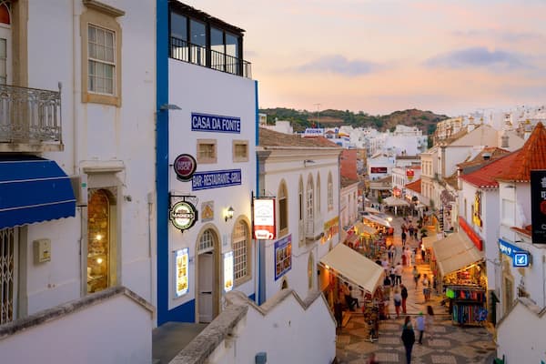 Place de la Vieille Ville d\'Albufeira montrant ville et coucher de soleil