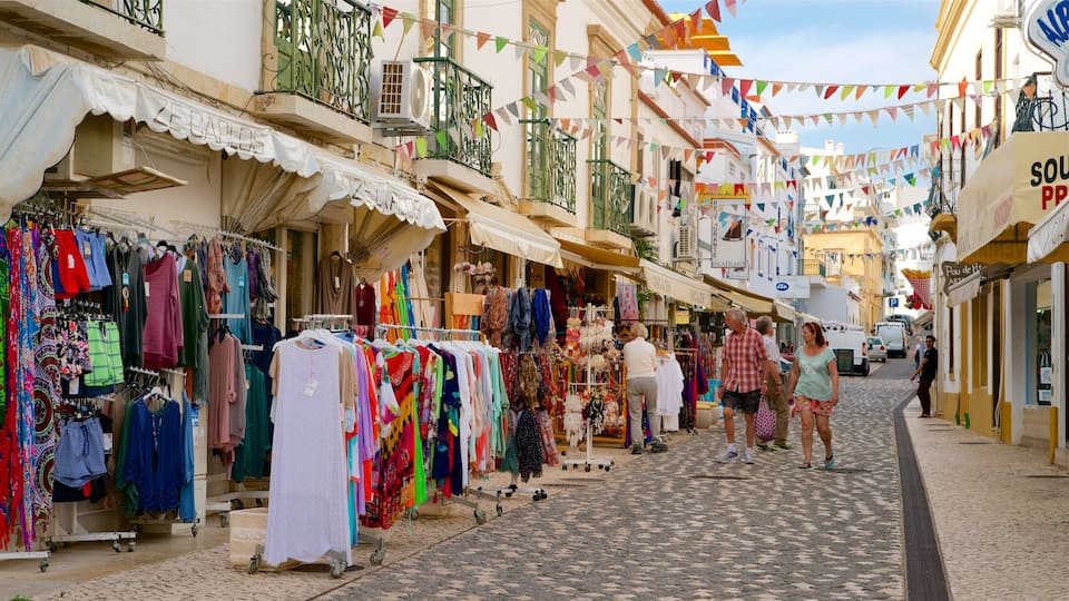 Place de la Vieille Ville d\'Albufeira montrant marchés