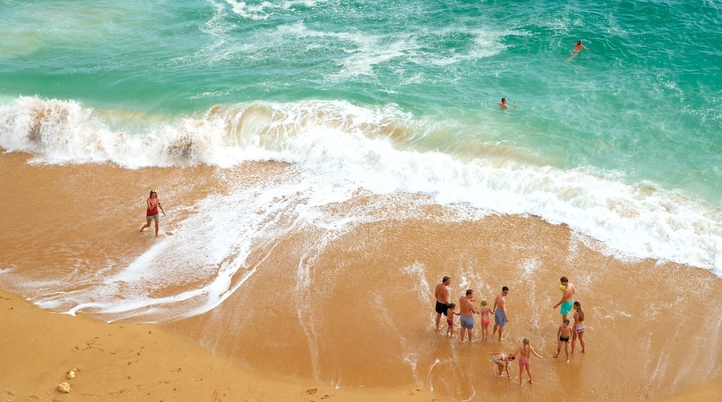 Benagil Beach แสดง ชายหาด และ ชายฝั่งทะเล ตลอดจน คนกลุ่มเล็ก