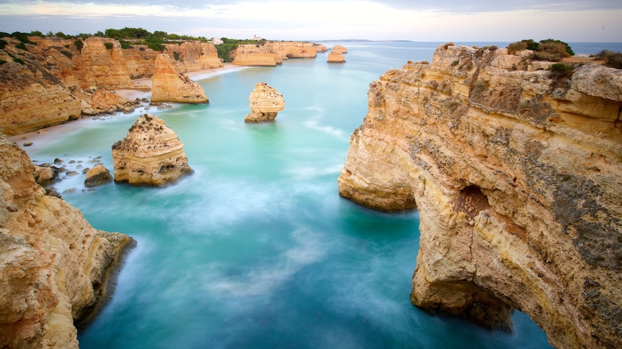 Marinha-stranden som inkluderar kustutsikter och klippig kustlinje