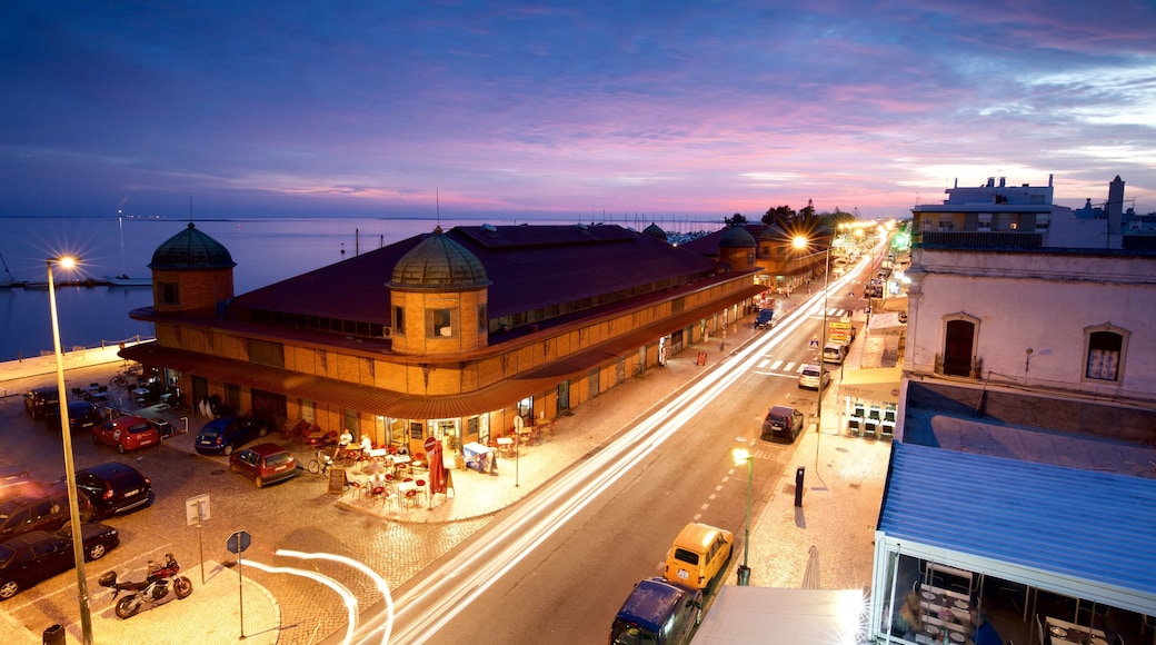 Mercado municipal de Olhão ofreciendo un atardecer y escenas de noche