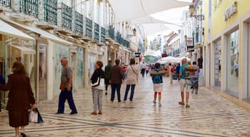 Casco antiguo de Faro y también un grupo pequeño de personas