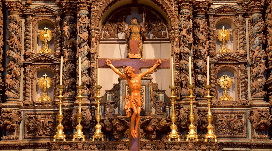 Catedral de Faro que inclui elementos religiosos, uma igreja ou catedral e vistas internas