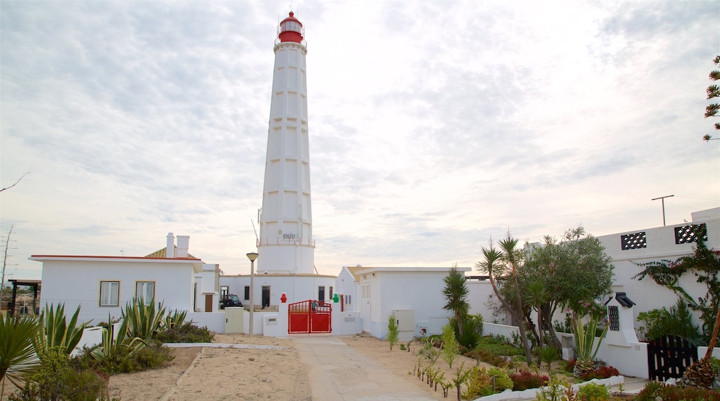 Faro mit einem Sonnenuntergang und Leuchtturm