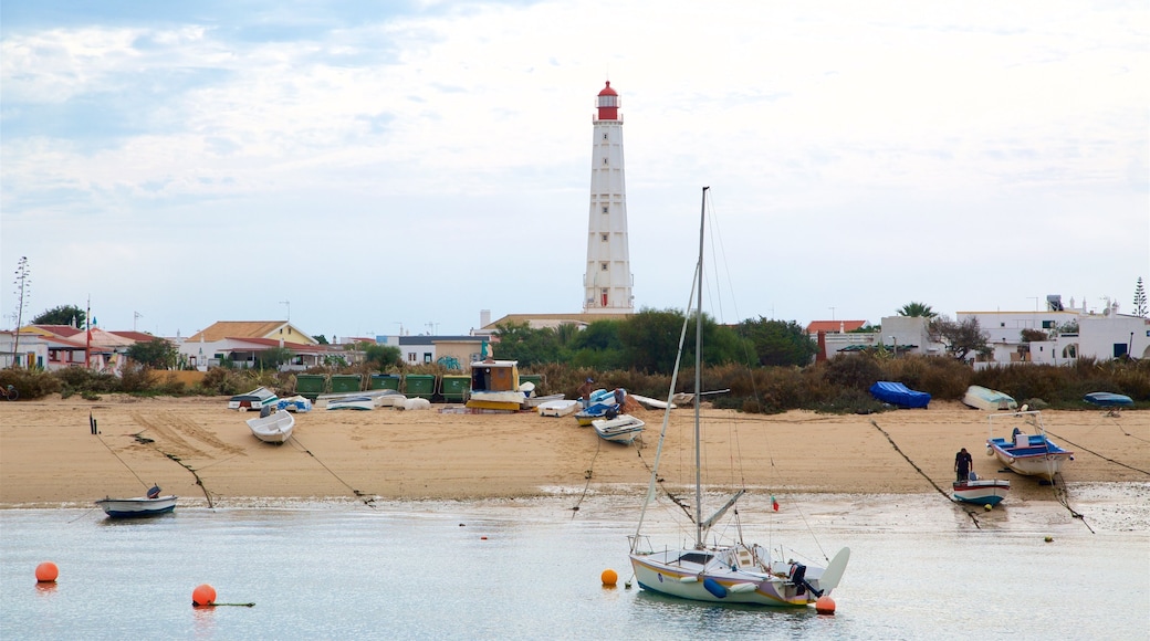 Faro som visar kustutsikter, en fyr och en sandstrand