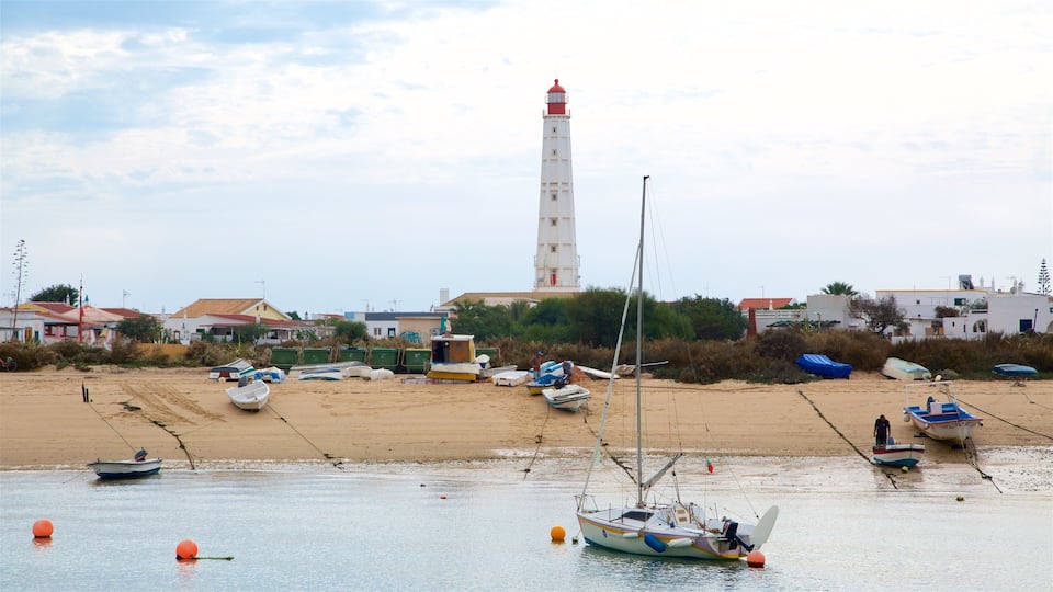 Faro mostrando una playa de arena, vistas de una costa y un faro