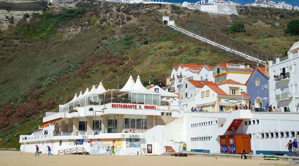 Nazare Beach toont een strand en een kuststadje