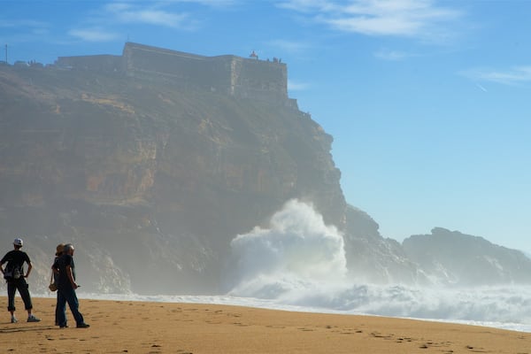 Norte Beach montrant côte rocheuse, surf et vues littorales