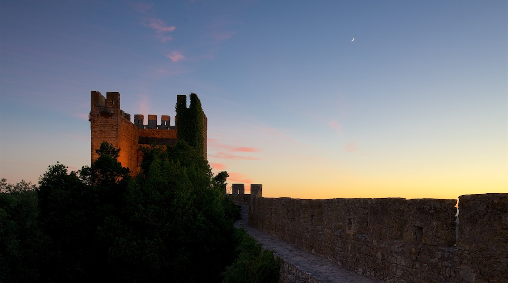 Obidos som inkluderer historisk arkitektur og solnedgang