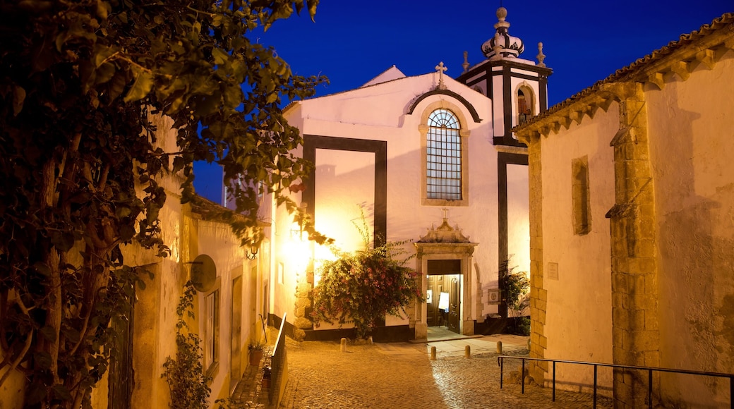 Obidos che include paesaggio notturno e chiesa o cattedrale