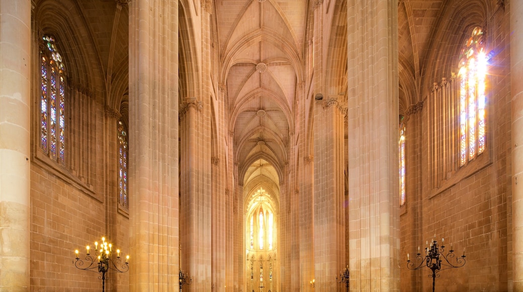 Monasterio de Batalha que incluye elementos patrimoniales, vista interna y una iglesia o catedral