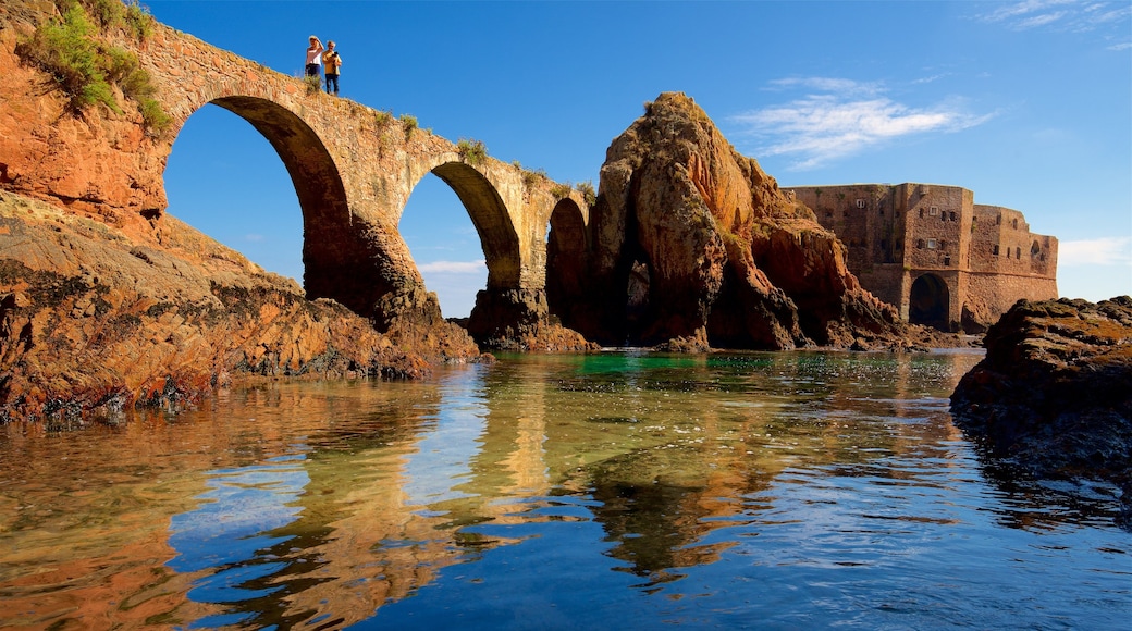 Isla de Berlenga ofreciendo elementos patrimoniales, un puente y costa rocosa