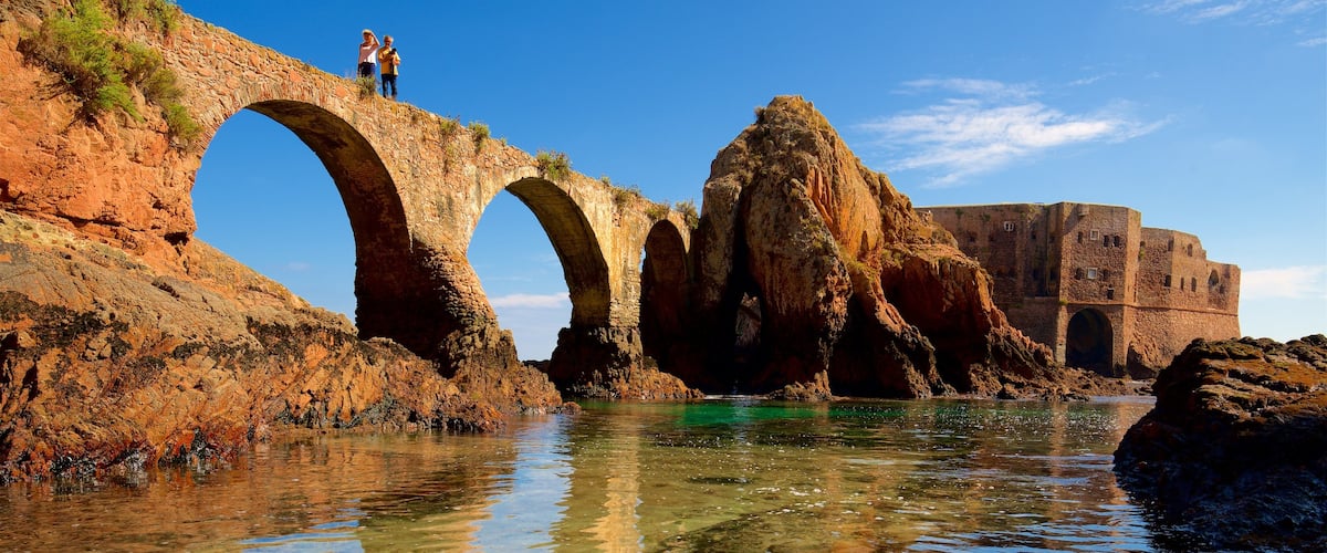 Isla de Berlenga que incluye un puente, costa escarpada y elementos del patrimonio