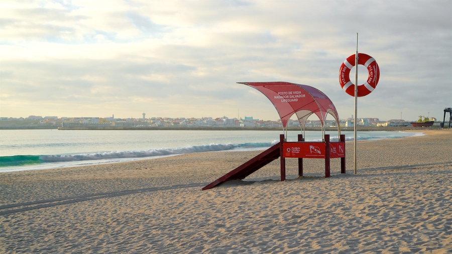 Peniche toont een strand, golven en algemene kustgezichten