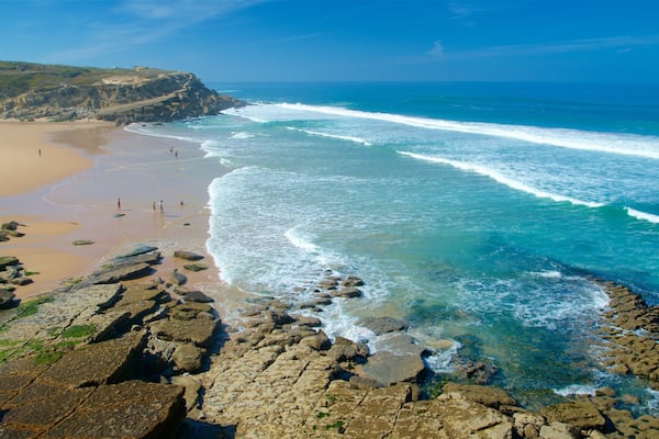 Playa de Maçãs que incluye una playa de arena, vistas generales de la costa y costa rocosa