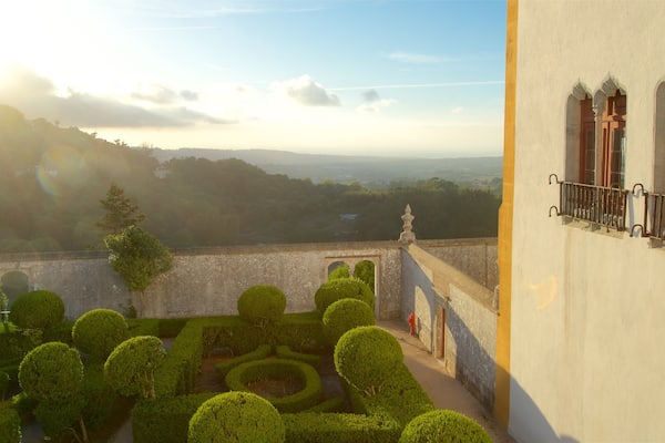 Nationalpalast von Sintra mit einem Sonnenuntergang, Park und ruhige Szenerie