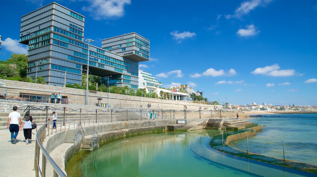 Cascais som visar modern arkitektur och en å eller flod