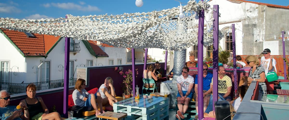 Cascais sowie kleine Menschengruppe