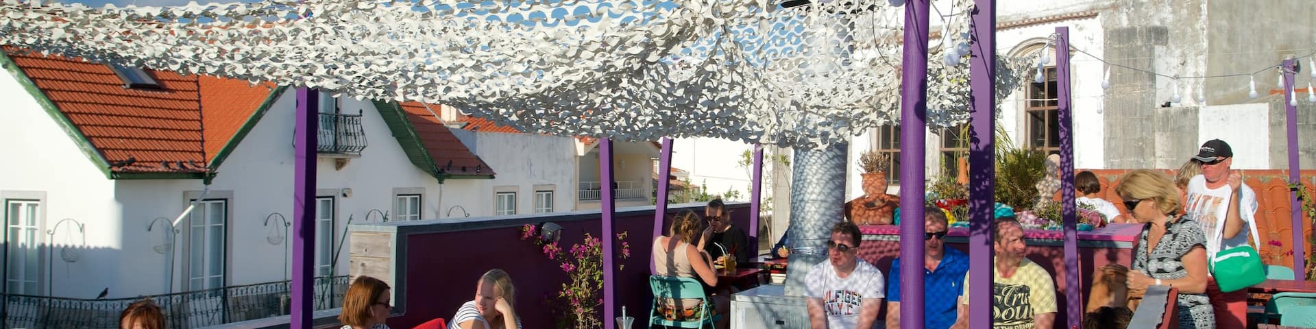 Cascais aussi bien que petit groupe de personnes