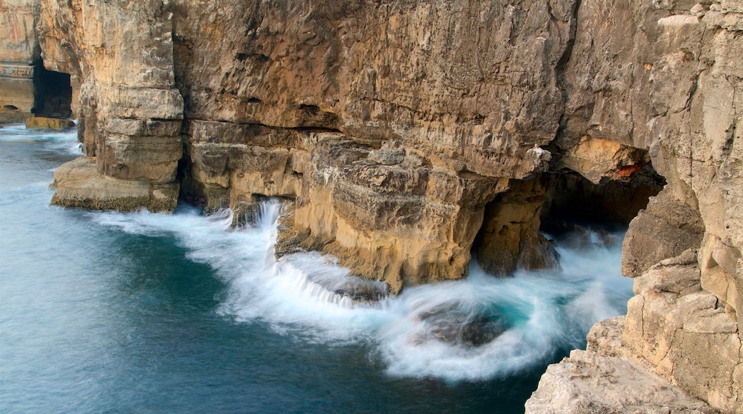 Boca do Inferno welches beinhaltet allgemeine Küstenansicht und schroffe Küste