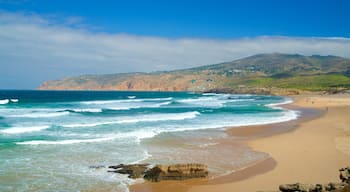 Playa Guincho que incluye una playa, situaciones tranquilas y vistas de una costa