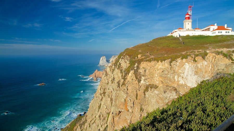 Cabo da Roca inclusief algemene kustgezichten, een vuurtoren en rotsachtige kustlijn