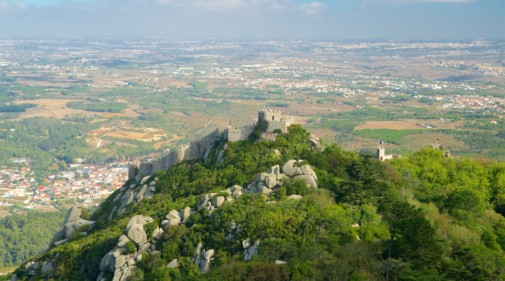 Moorish Schloss das einen ruhige Szenerie, Landschaften und Palast oder Schloss