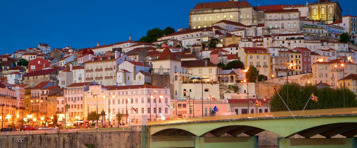 Coimbra mostrando cenas noturnas, um rio ou córrego e uma cidade