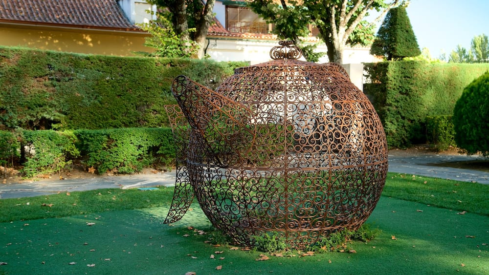 Portugal dos Pequenitos showing a garden and outdoor art