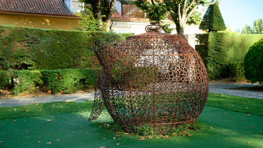 Portugal dos Pequenitos que incluye un jardín y arte al aire libre
