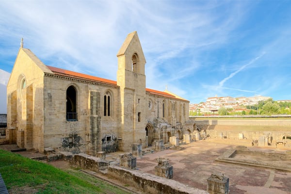 Convento de Santa Clara-a-Velha montrant église ou cathédrale