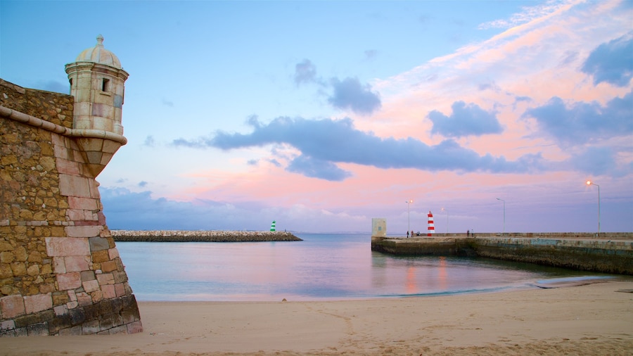 Lagos inclusief een zonsondergang, algemene kustgezichten en een strand