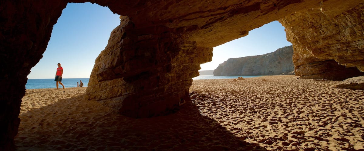 Praia do Beliche inclusief een zandstrand, algemene kustgezichten en grotten