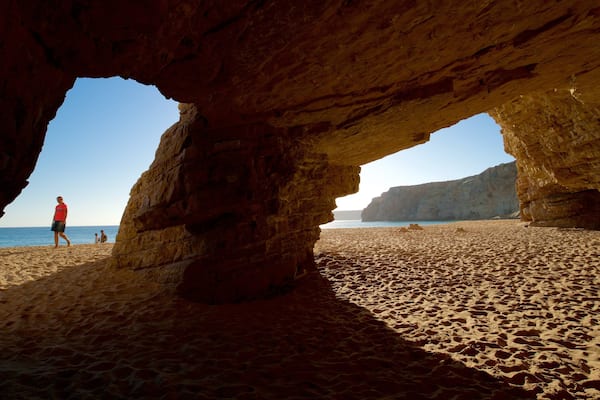 Plage de Beliche montrant grottes, vues littorales et plage de sable