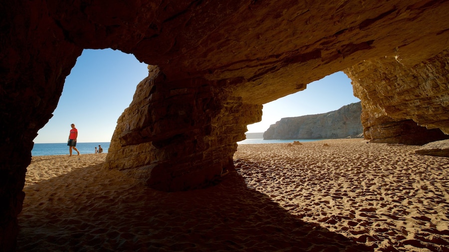 Praia do Beliche som inkluderar kustutsikter, en sandstrand och grottor
