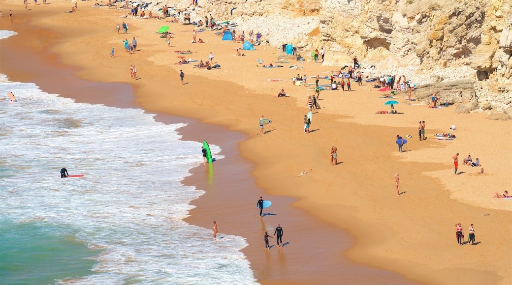 Spiaggia di Tonel caratteristiche di spiaggia e vista della costa cosi come un piccolo gruppo di persone