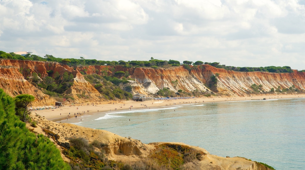 Praia de Olhos D\'Agua inclusief algemene kustgezichten en rotsachtige kustlijn