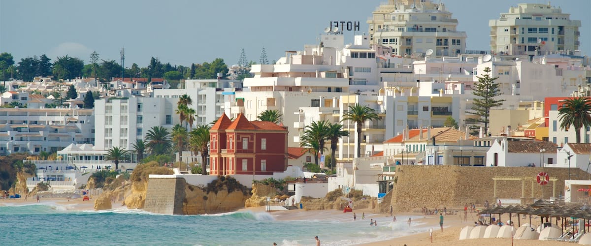 Strand van Salgados toont een kuststadje, een stad en algemene kustgezichten