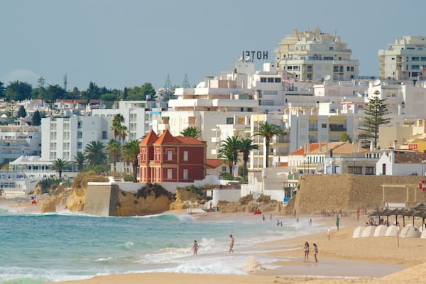 Plage de Salgados mettant en vedette ville côtière, vues littorales et plage de sable