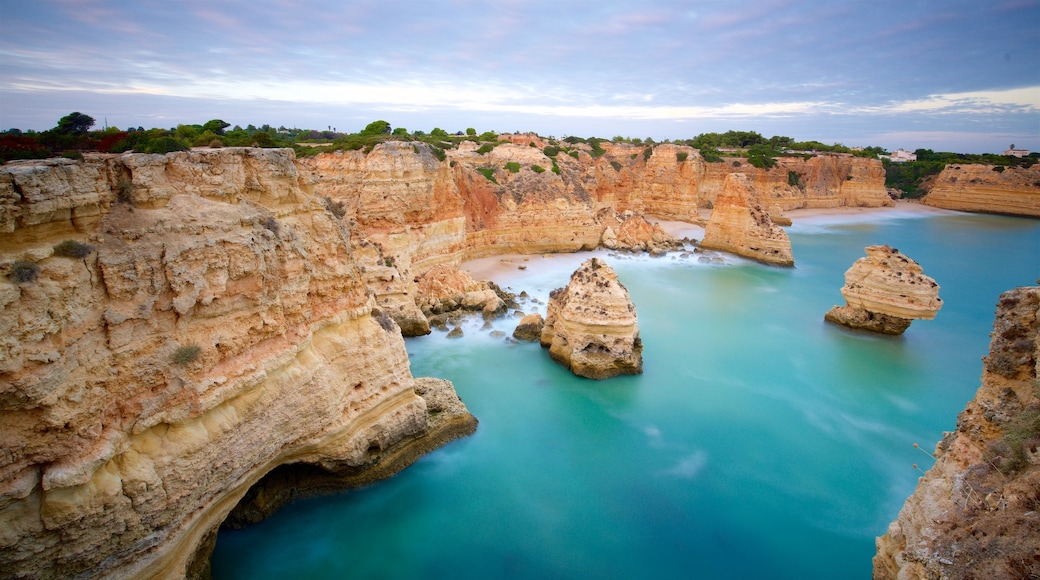 Strand Marinha bevat rotsachtige kustlijn