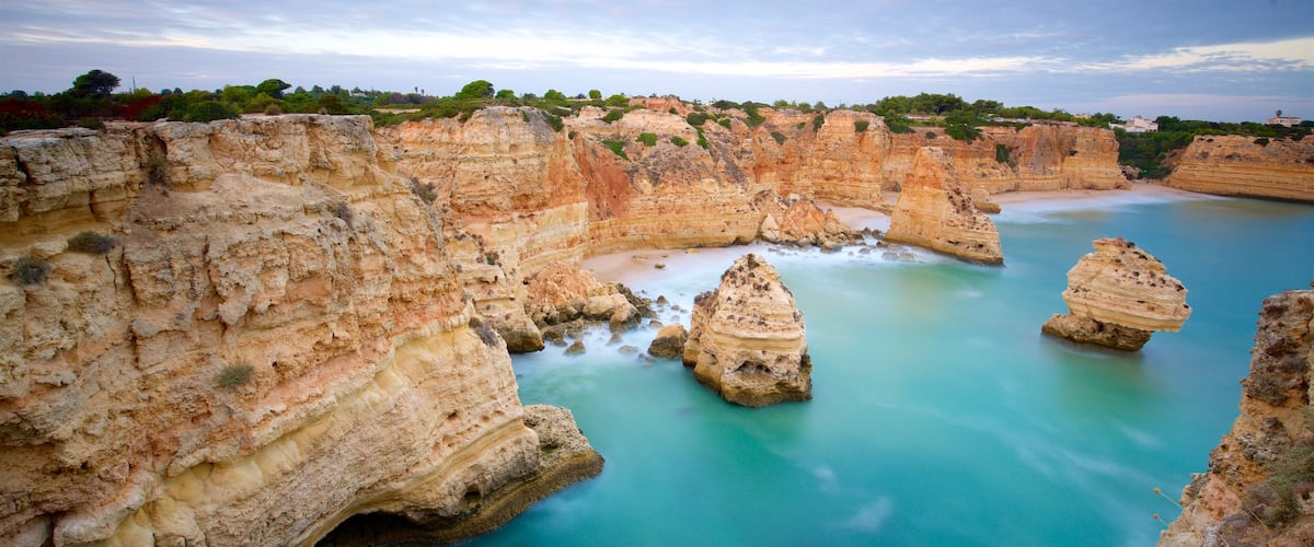 Playa Marinha ofreciendo costa escarpada
