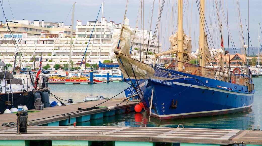 Bến du thuyền Vilamoura có tính năng cảng hoặc vịnh