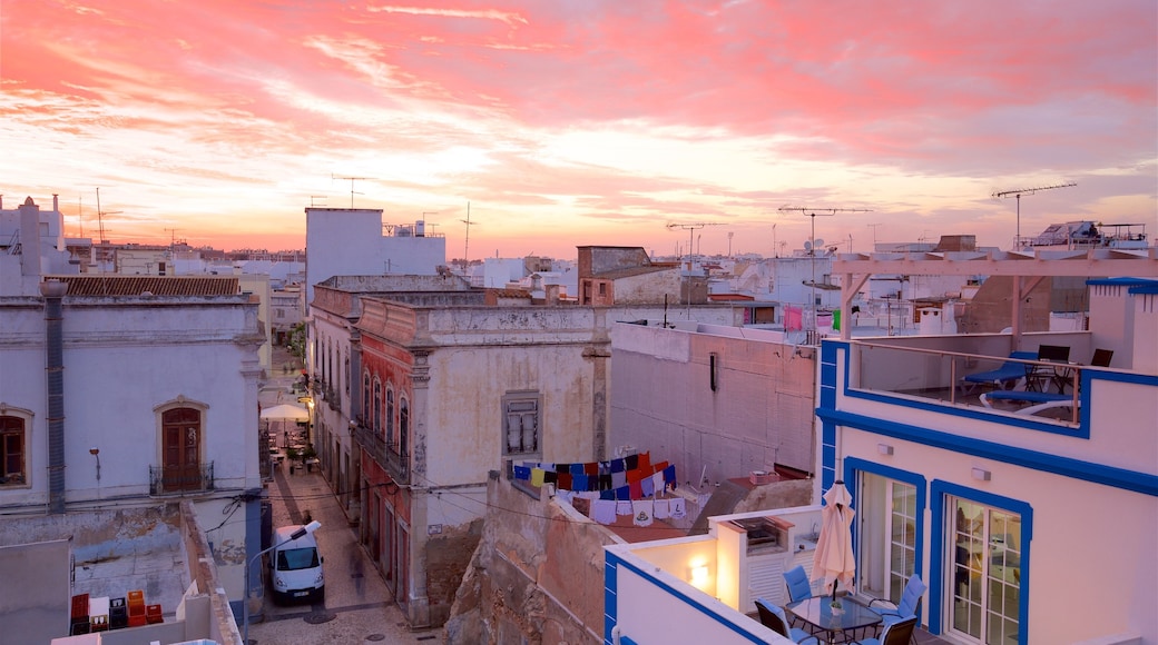 Olhão ofreciendo un atardecer y una ciudad
