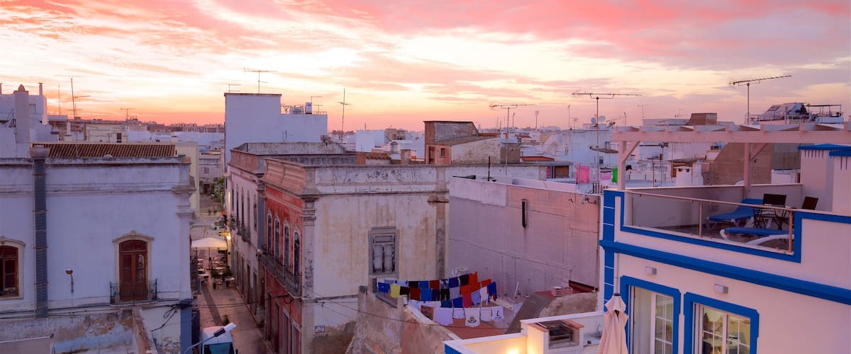 Olhão mostrando una ciudad y una puesta de sol