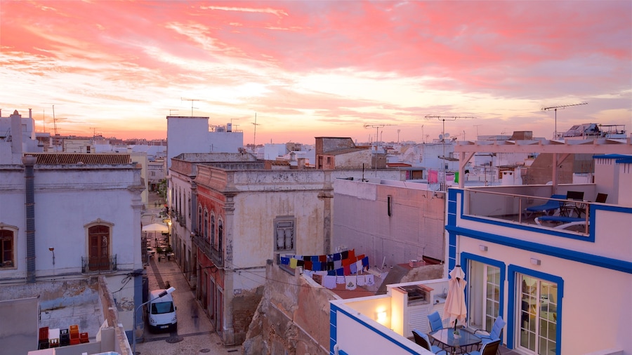 Olhão mostrando una ciudad y una puesta de sol