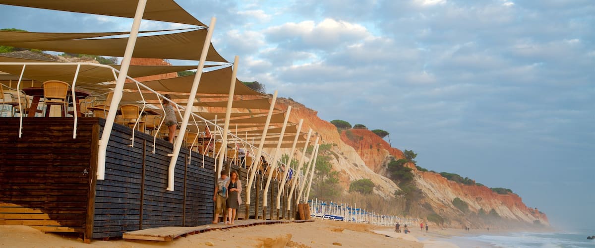 Praia da Falésia caracterizando uma praia, paisagens litorâneas e litoral acidentado
