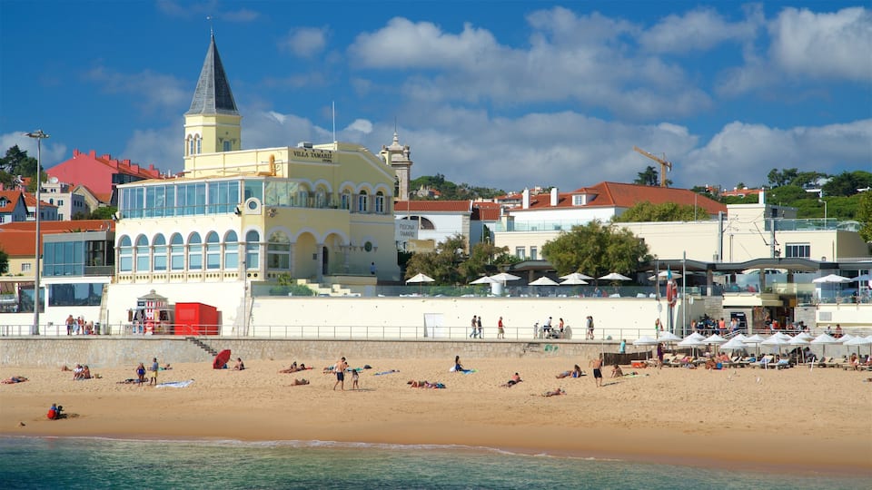 Playa de Tamariz ofreciendo vistas de una costa y una playa y también un grupo pequeño de personas